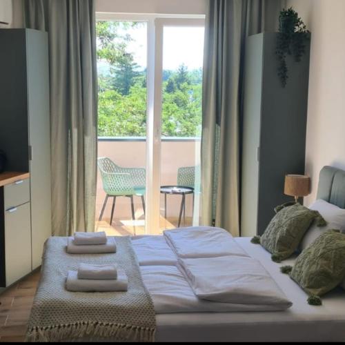 Luksuzno opremljena dnevna soba u apartmanu Code3 na Srebrnom jezeru