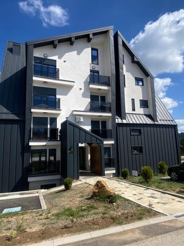 Moderna i kompletno opremljena kuhinja sa trpezarijom u objektu Apartman Leona F3 na Divčibarama