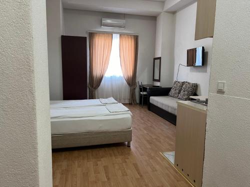 Pogled sa balkona objekta Viktor Apartments u Ohridu prema Ohridskom jezeru
