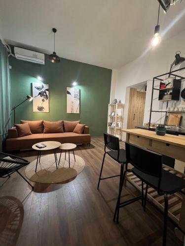 Svetla dnevna soba apartmana Central Cozy Apartment u centru Skoplja sa balkonom