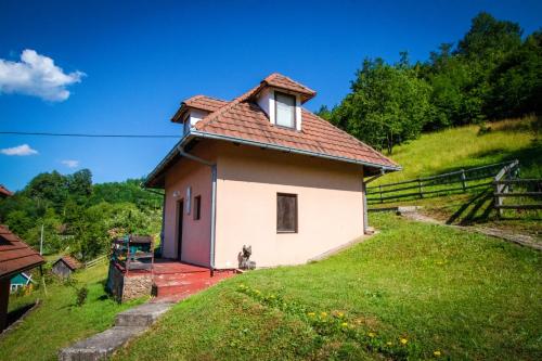 Glavna spavaća soba sa bračnim krevetom i drvenim nameštajem u objektu Apartmani Vidra u Perućcu