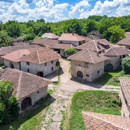 Kameni podrumi Rajačkih pimnica okruženi vinogradima kod Negotina.
