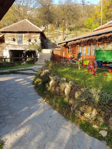 Dvorište i spoljašnjost seoske kuće Guest House Lisinski Raj u okruženju Homolja