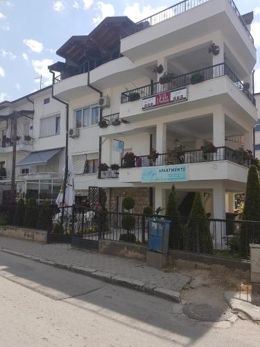 Svetla i prostrana dnevna soba apartmana Maja Apartments u Ohridu
