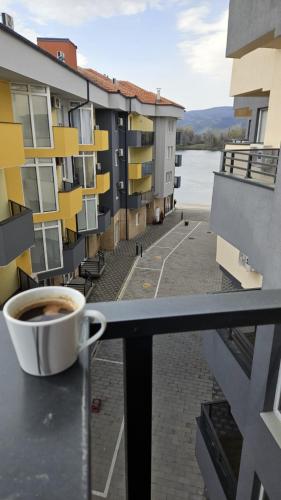 Svetla и moderno opremljena dnevna soba apartmana Silver Dream 2 blizu jezera
