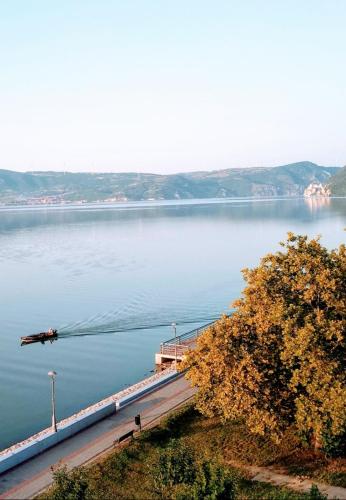 Apartman Bella Vista Golubac – elegantan apartman sa prostranom terasom i spektakularnim pogledom na reku Dunav.