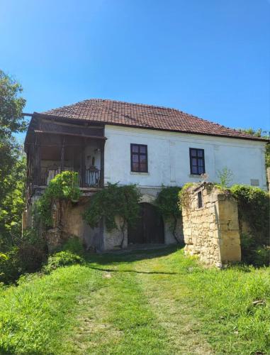 Tradicionalni kameni ambijent i etno soba u objektu Country house pivnica Milić Rogljevo