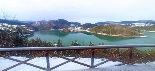 Drvena terasa sa garniturom i panoramskim pogledom na Zaovinsko jezero u apartmanu Orlovo oko