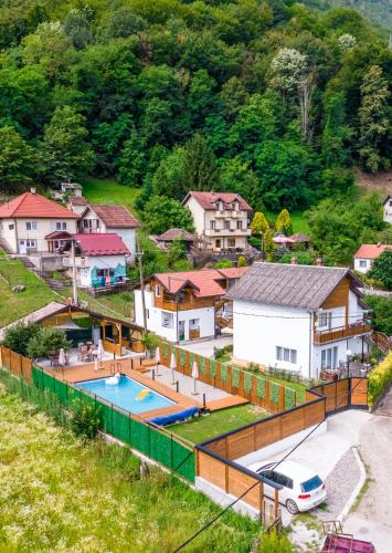 Pogled na reku Drinu sa terase i travnjaka smeštajnog objekta na obali drine u Perućcu