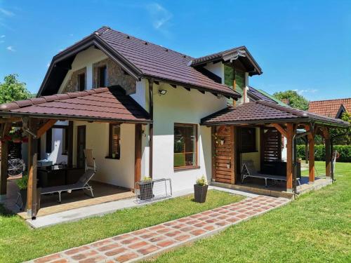 Spoljašnjost i popločano dvorište sa garniturom za sedenje u objektu Apartmani Jovanović u Perućcu