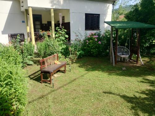 Udoban i svetao enterijer sa garniturom u spavaćoj sobi objekta Vila Dina u Perućcu