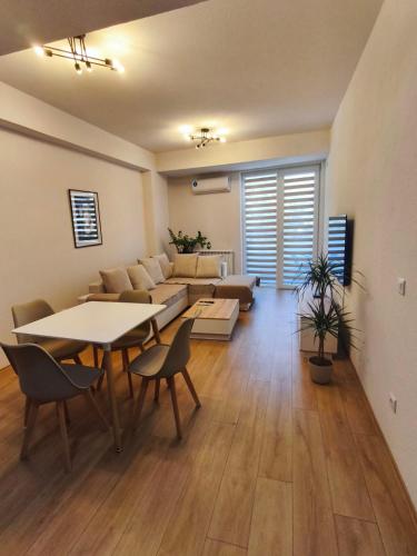 Gostinski salon i trpezarija u objektu Skopje city center apartment with private parking