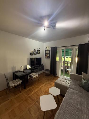 Moderno opremljena dnevna soba u smeštaju Don Hulio Apartment u blizini Krupajskog vrela