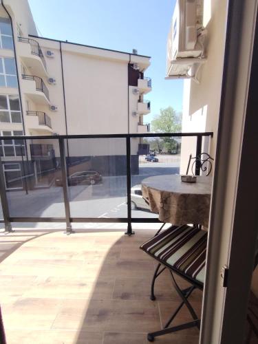 Moderno uređen enterijer apartmana Silver Moon 3 na Srebrnom jezeru u Srbiji