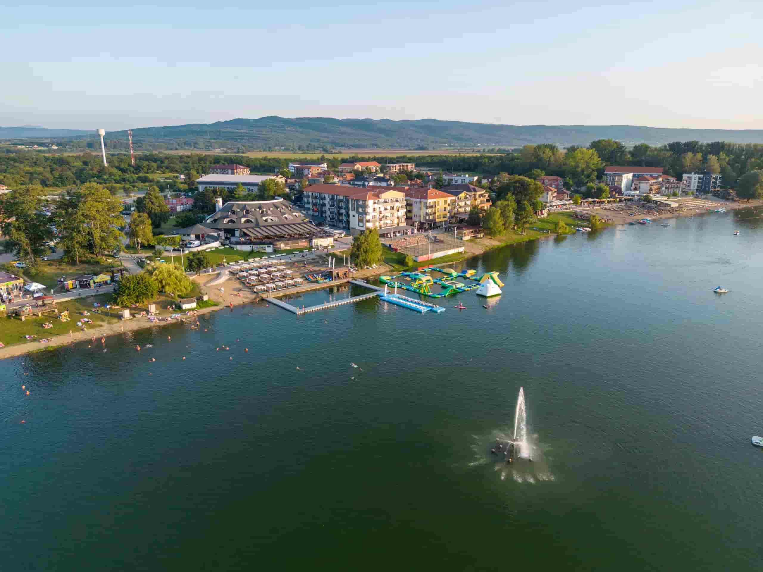 Srebrno jezero sa plažom i pogledom na obnovljenu Ramsku tvrđavu.