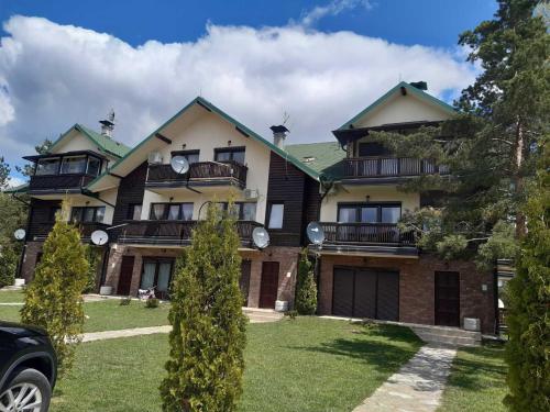 Svetla i prostrana dnevna soba sa udobnom sofom u objektu Apartman Jana b na Divčibarama