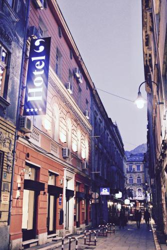 Moderan enterijer sobe u Hotelu Story u Sarajevu
