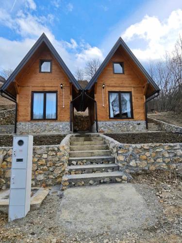 Drveni trem sa klupama ispred planinskog objekta Vikendica Neven 2 na Zaovinama