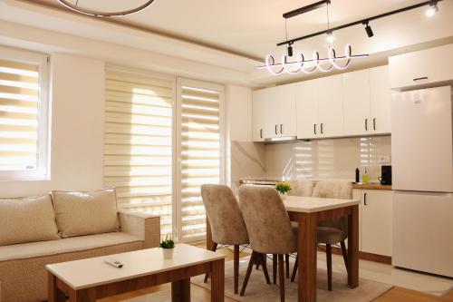 Moderno dizajniran studio apartman S Lux Center Suites u Skoplju sa balkonom