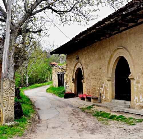 Tradicionalni kameni enterijer i etno ambijent u objektu Pivnica i smeštaj Jovanović Rogljevo