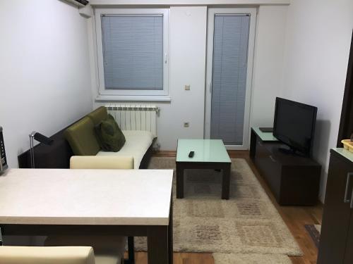 Uredna i osvetljena spavaća soba u objektu Fortuna Fortis Apartments u Skoplju