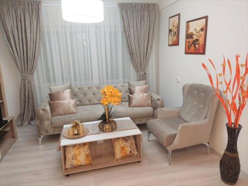 Glavni salon sa modernim nameštajem i velikim prozorima u City Lux Apartments u Skoplju