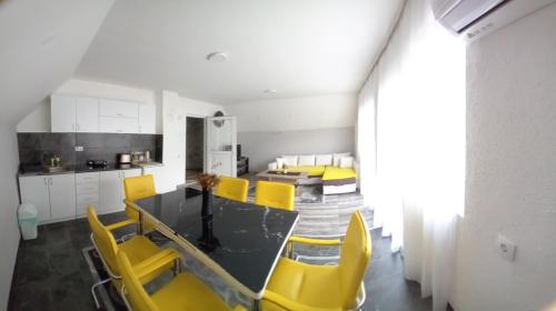 Osvetljen i uredno namešten dnevni boravak u objektu Apartmani Romansa u Perućcu