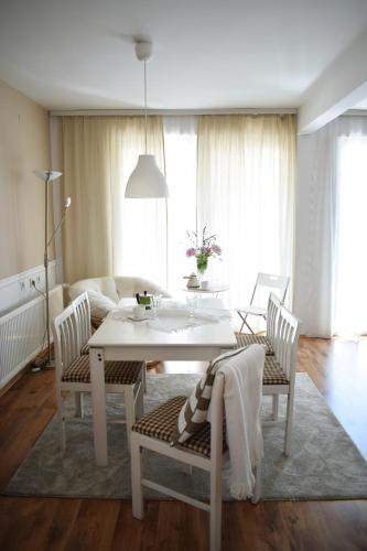 Gostinski salon sa udobnim nameštajem u objektu Apartment Sneshka u Ohridu